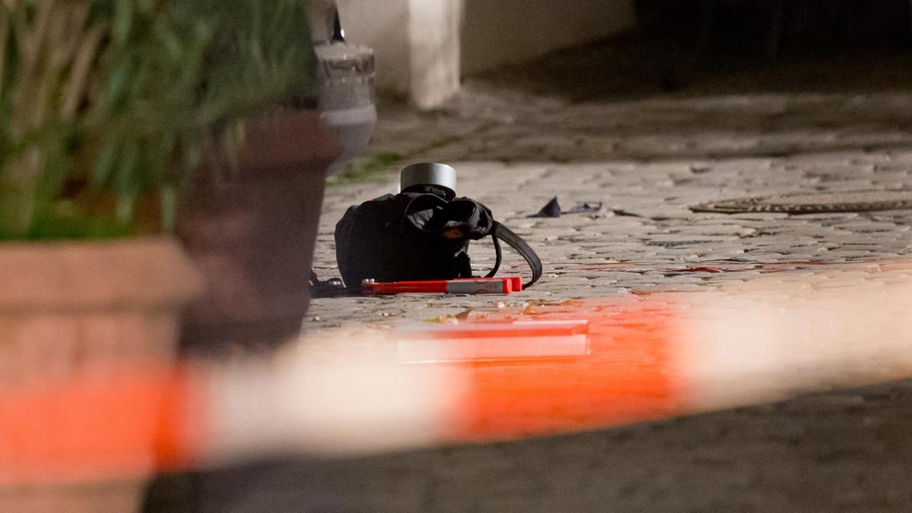Der Rucksack eines 27-jährigen der zuvor einen Sprengsatz zur Explosion gebracht hatte liegt am 25.07.2016 in Ansbach (Bayern) am Tatort. Der Rucksack eines 27-jährigen der zuvor einen Sprengsatz zur Explosion gebracht hatte liegt am 25.07.2016 in Ansbach (Bayern) am Tatort.