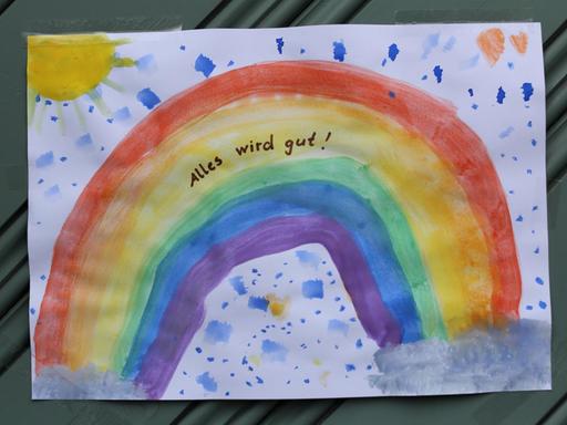 "Alles wird gut" - Regenbogen Kindermalerei klebt an einer Haustür / Coronavirus