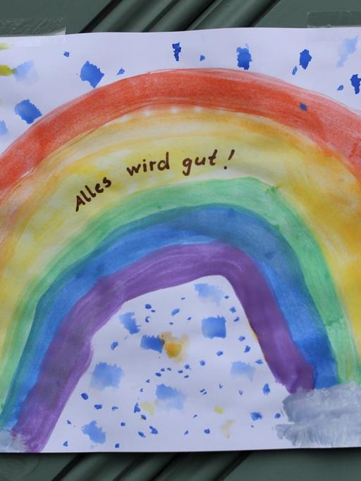 "Alles wird gut" - Regenbogen Kindermalerei klebt an einer Haustür / Coronavirus