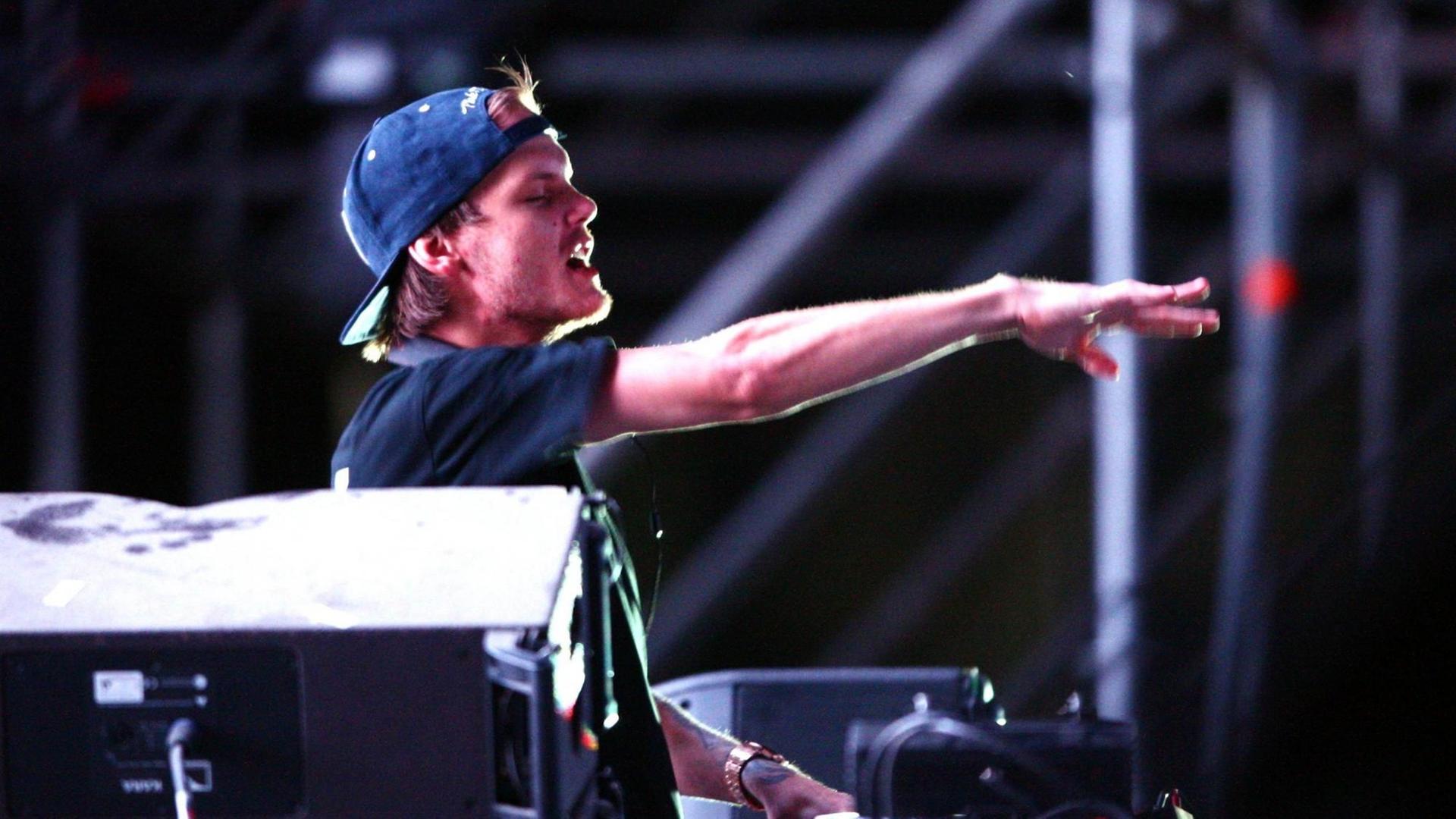 Der im April 2018 verstorbene DJ Avicii beim Festival Electrobeach 2017. Foto: dpa / Michel Clementz Der im April 2018 verstorbene DJ Avicii beim Festival Electrobeach 2017. Foto: dpa / Michel Clementz