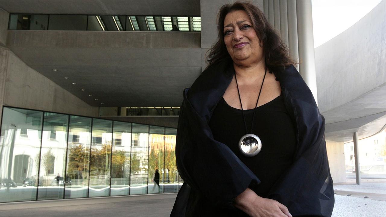 Die britisch-irakische Stararchitektin Zaha Hadid im von ihr entworfenen Museum Maxxi in Rom Die britisch-irakische Stararchitektin Zaha Hadid im von ihr entworfenen Museum Maxxi in Rom
