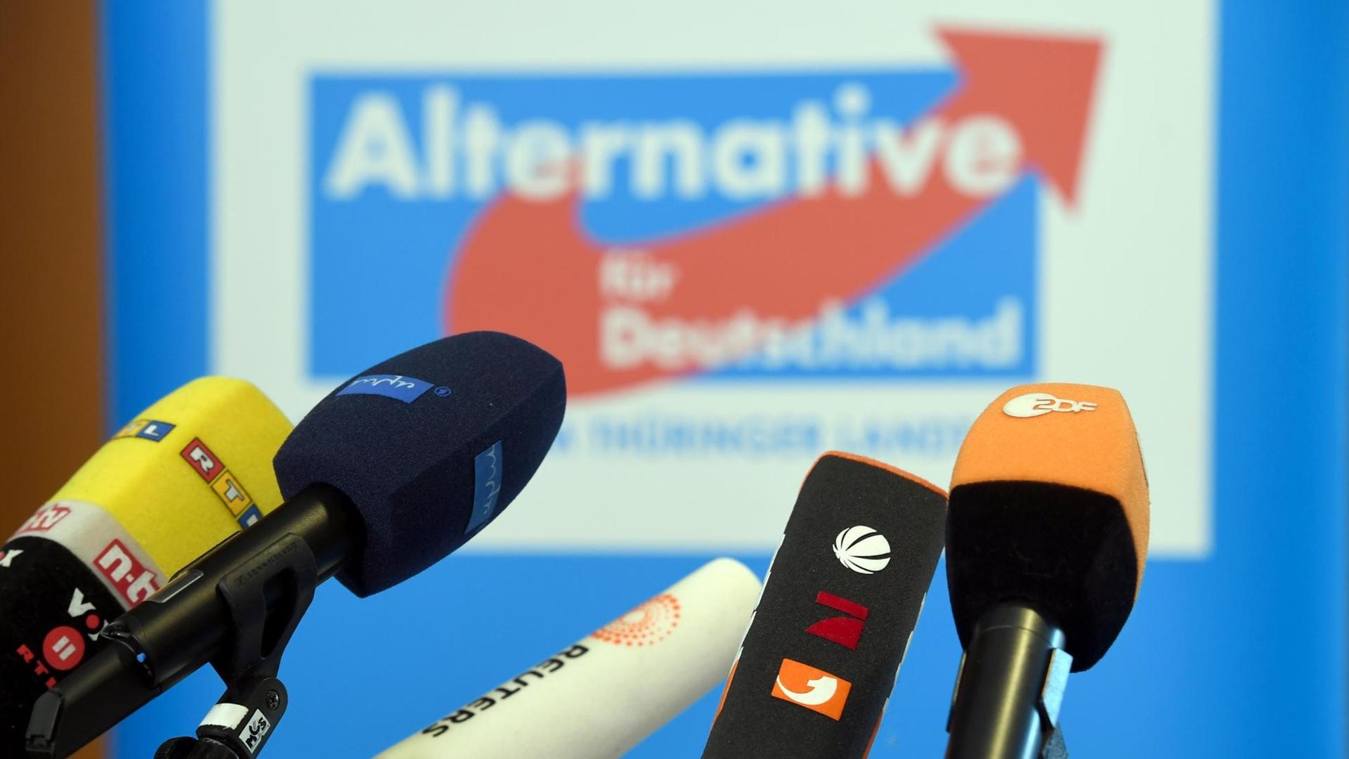 Mikrofone verschiedener Fernsehsender stehen im Thüringer Landtag in Erfurt vor dem Parteilogo der AfD. Mikrofone verschiedener Fernsehsender stehen im Thüringer Landtag in Erfurt vor dem Parteilogo der AfD.