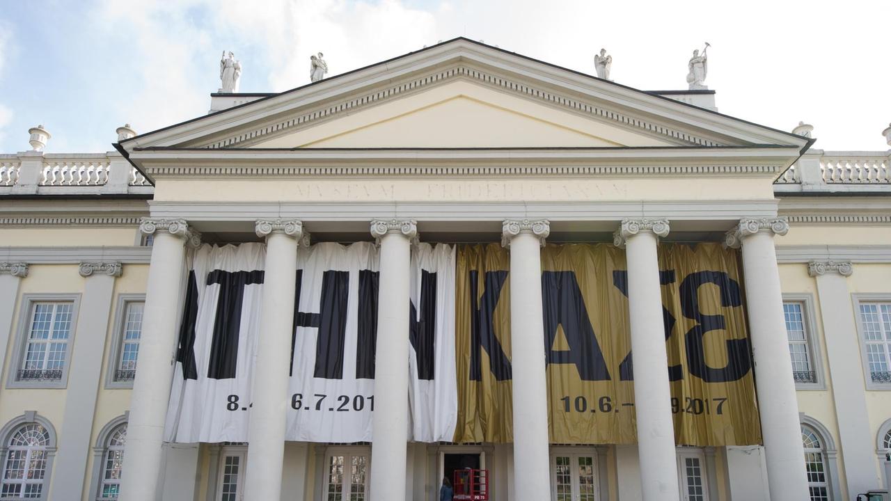 Ein Werbeplakat zur documenta in Athen und Kassel hängt am 09.05.2017 am Eingang des Fridericianum in Kassel (Hessen). Ein Werbeplakat zur documenta in Athen und Kassel hängt am 09.05.2017 am Eingang des Fridericianum in Kassel (Hessen).