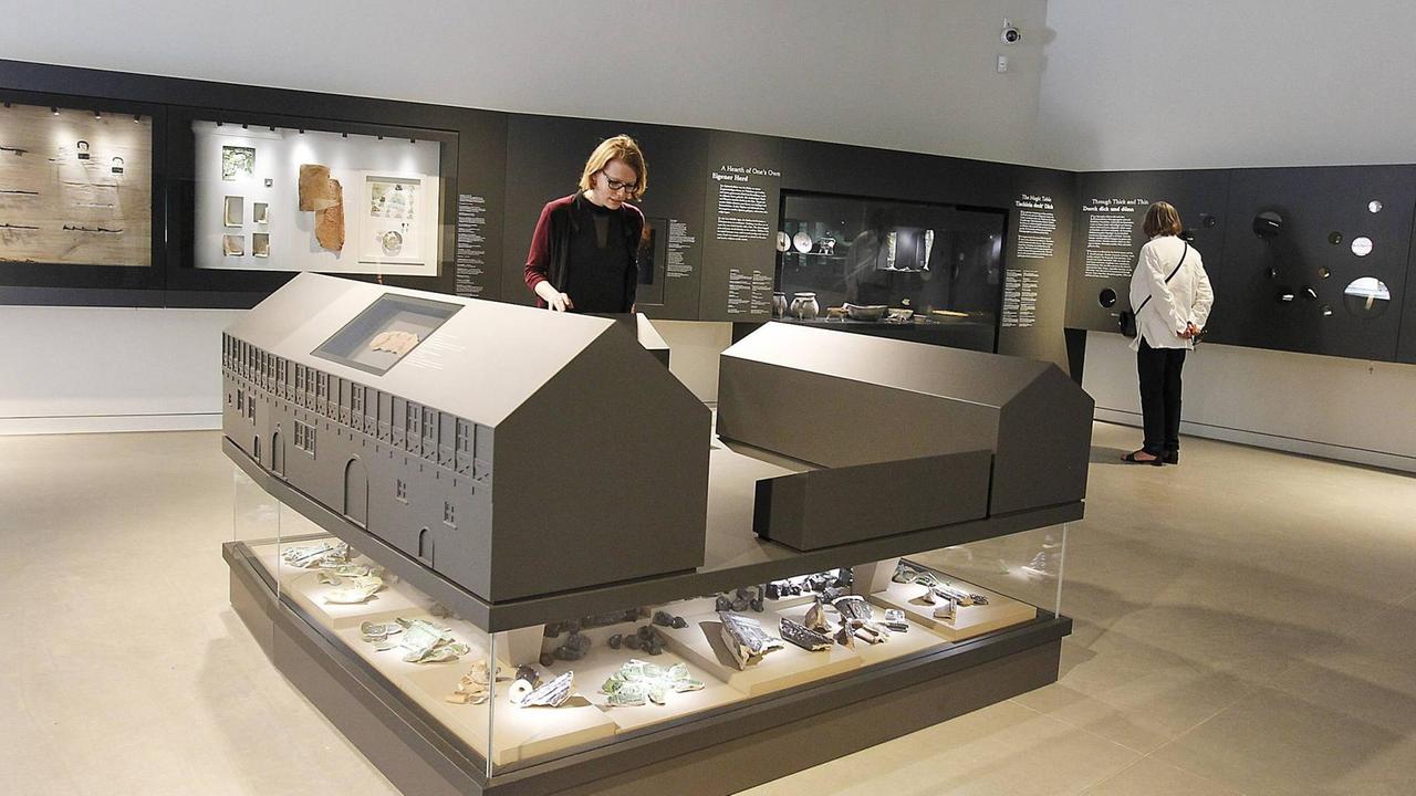 Blick in die Ausstellung "Ich bin ein Mansfeldisch Kind" im Luther-Museum in Mansfeld, Sachsen-Anhalt (Foto vom 12.06.2014). Der Neubau wurde direkt gegenüber dem früheren Elternhaus von Martin Luther (1483-1546) errichtet. Die Ausstellung bildet den Mittelpunkt des Museums. Blick in die Ausstellung "Ich bin ein Mansfeldisch Kind" im Luther-Museum in Mansfeld, Sachsen-Anhalt (Foto vom 12.06.2014). Der Neubau wurde direkt gegenüber dem früheren Elternhaus von Martin Luther (1483-1546) errichtet. Die Ausstellung bildet den Mittelpunkt des Museums.