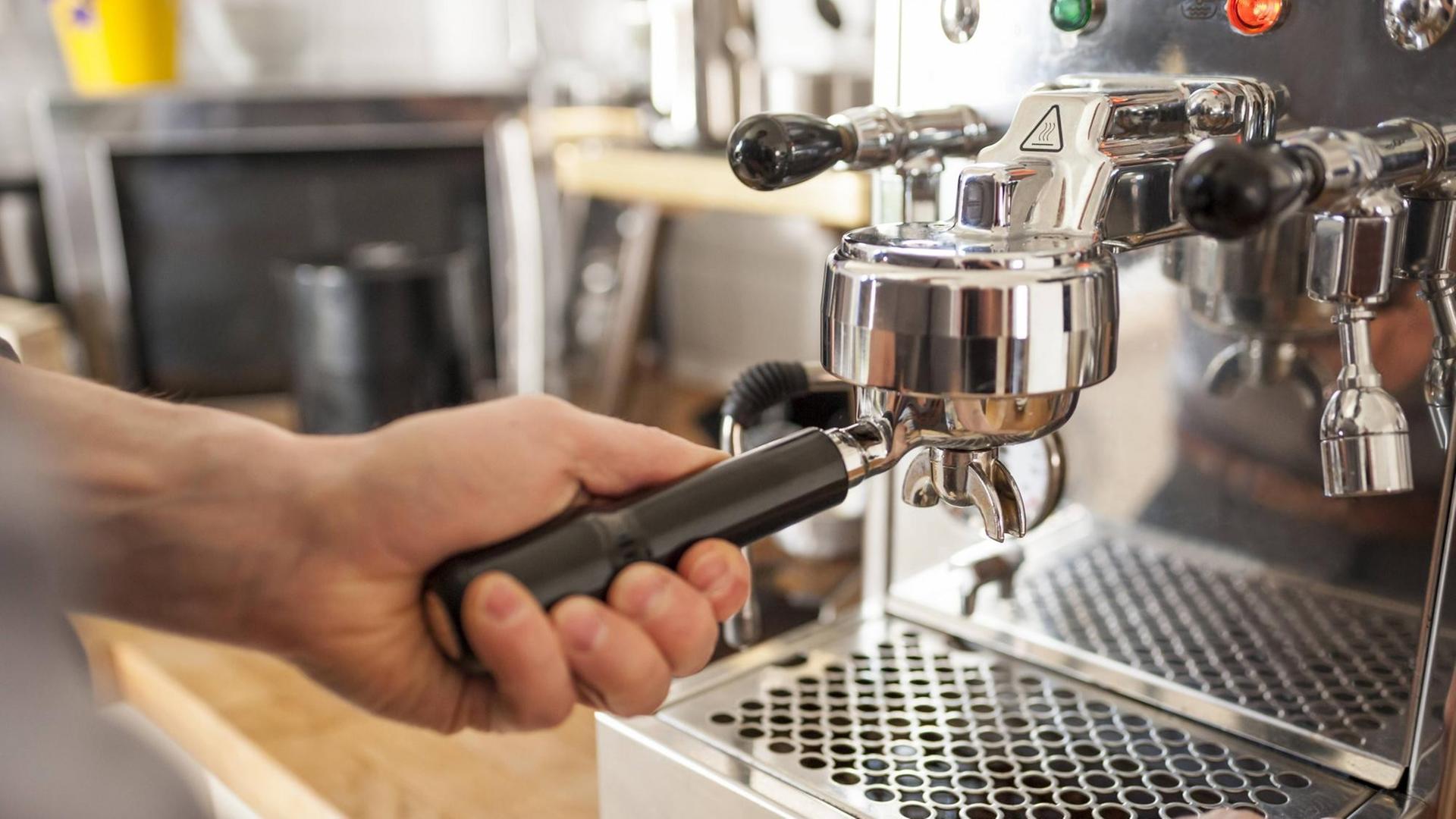 Eine Kaffeemaschine wird befüllt Eine Kaffeemaschine wird befüllt