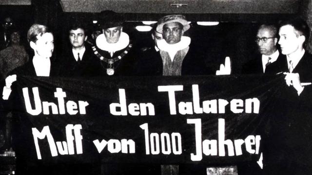 Am 9. November 1967 störten die Studenten Detlev Albers und Gert Hinnerk Behmler mit ihren Kommilitonen im Audimax der Hamburger Universität die traditionelle Rektoratsübergabe zu Beginn des Semesters.