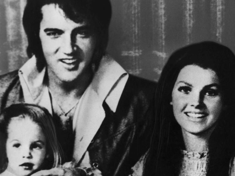 Elvis Presley mit Frau Priscilla und Tochter Lisa.Marie in einer undatierten Aufnahme. Der amerikanische Sänger, Gitarrist und Schauspieler wurde am 8. Januar 1935 in Tupelo geboren und ist am 16. August 1977 in Memphis gestorben.
