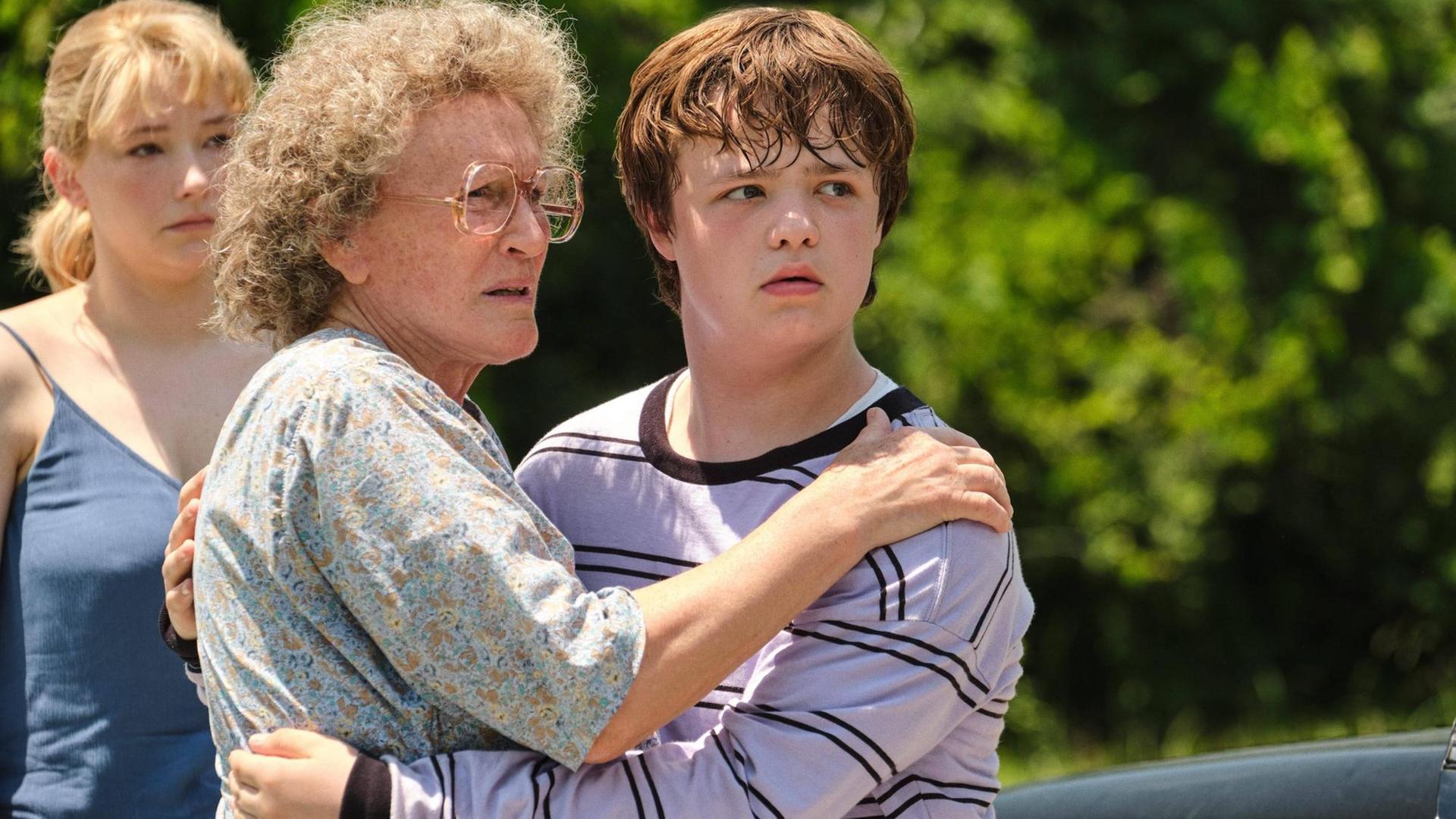 Eine ältere Frau und ein junger Mann umarmen sich. Die Schauspielerin Glenn Close und der Schauspieler Owen Asztalo in dem Film "Hillbilly Elegy". Eine ältere Frau und ein junger Mann umarmen sich. Die Schauspielerin Glenn Close und der Schauspieler Owen Asztalo in dem Film "Hillbilly Elegy".