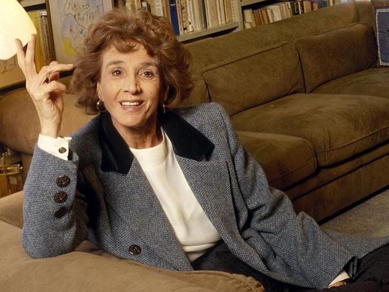 Ein Porträt zeigt die Rechtsanwältin Gisele Halimi auf ihrer Wohnzimmercouch vor einem vollen Bücherregal in Paris 1997.