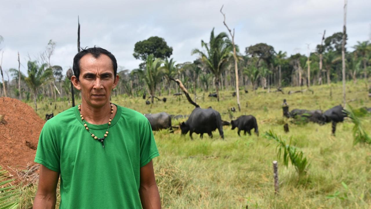 Francisco Oliveira da Silva vom Volk der Mura kämpft gegen die Viehzüchter, die sein Jagdgebiet okkupiert haben. Francisco Oliveira da Silva vom Volk der Mura kämpft gegen die Viehzüchter, die sein Jagdgebiet okkupiert haben.