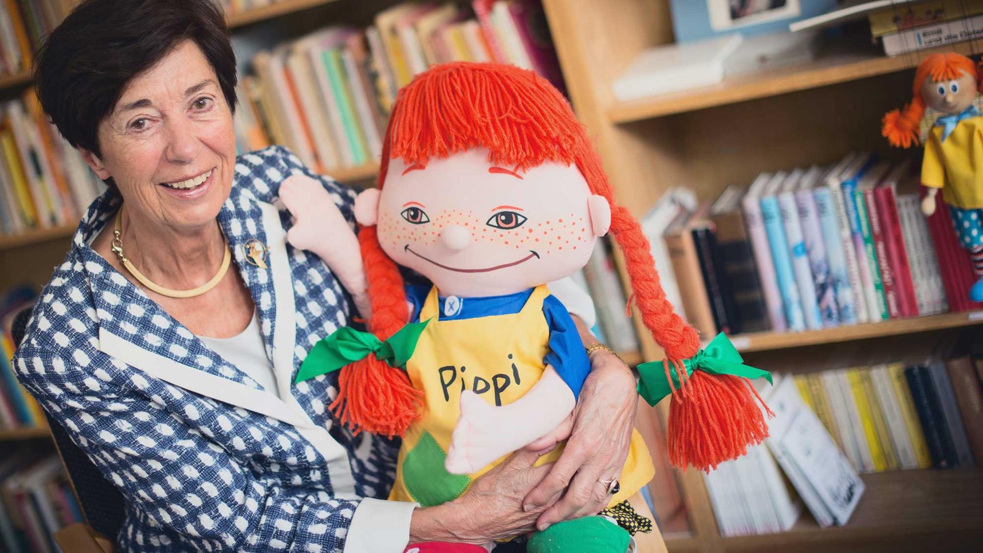Die Geschäftsführerin des Oetinger Verlags, Silke Weitendorf, in ihrem Büro in Hamburg mit einer Puppe von Pippi Langstrumpf Die Geschäftsführerin des Oetinger Verlags, Silke Weitendorf, in ihrem Büro in Hamburg mit einer Puppe von Pippi Langstrumpf