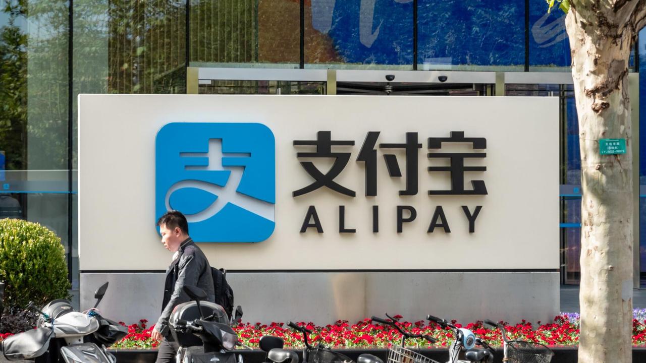 Blick auf die Fassade des Alipay-Gebäudes in Shanghai mit dem Firmenlogo. Blick auf die Fassade des Alipay-Gebäudes in Shanghai mit dem Firmenlogo.