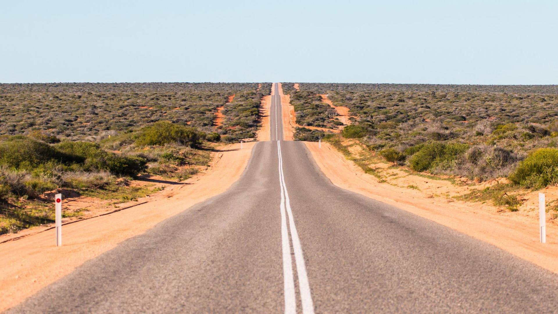 Australien: Eine Straße in der Prärie - scheinbar endlos Australien: Eine Straße in der Prärie - scheinbar endlos