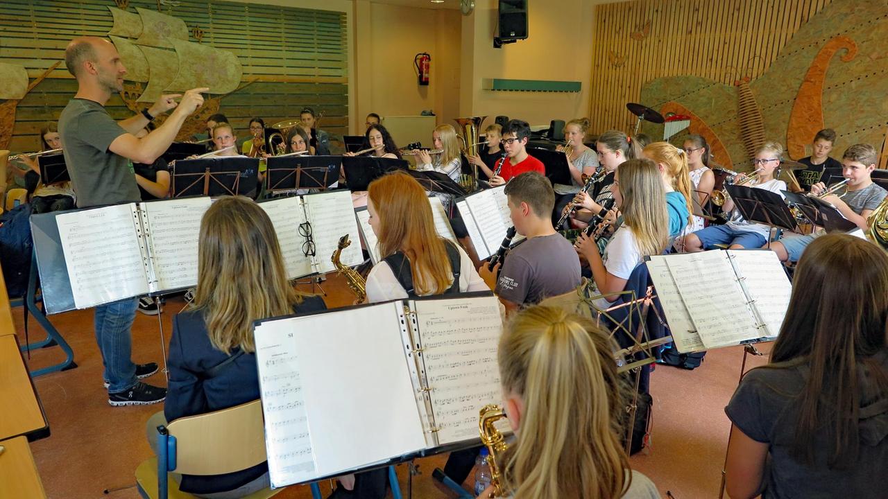 Musiklehrer Jens Köhler mit dem Hachenburg Schulorchester Musiklehrer Jens Köhler mit dem Hachenburg Schulorchester