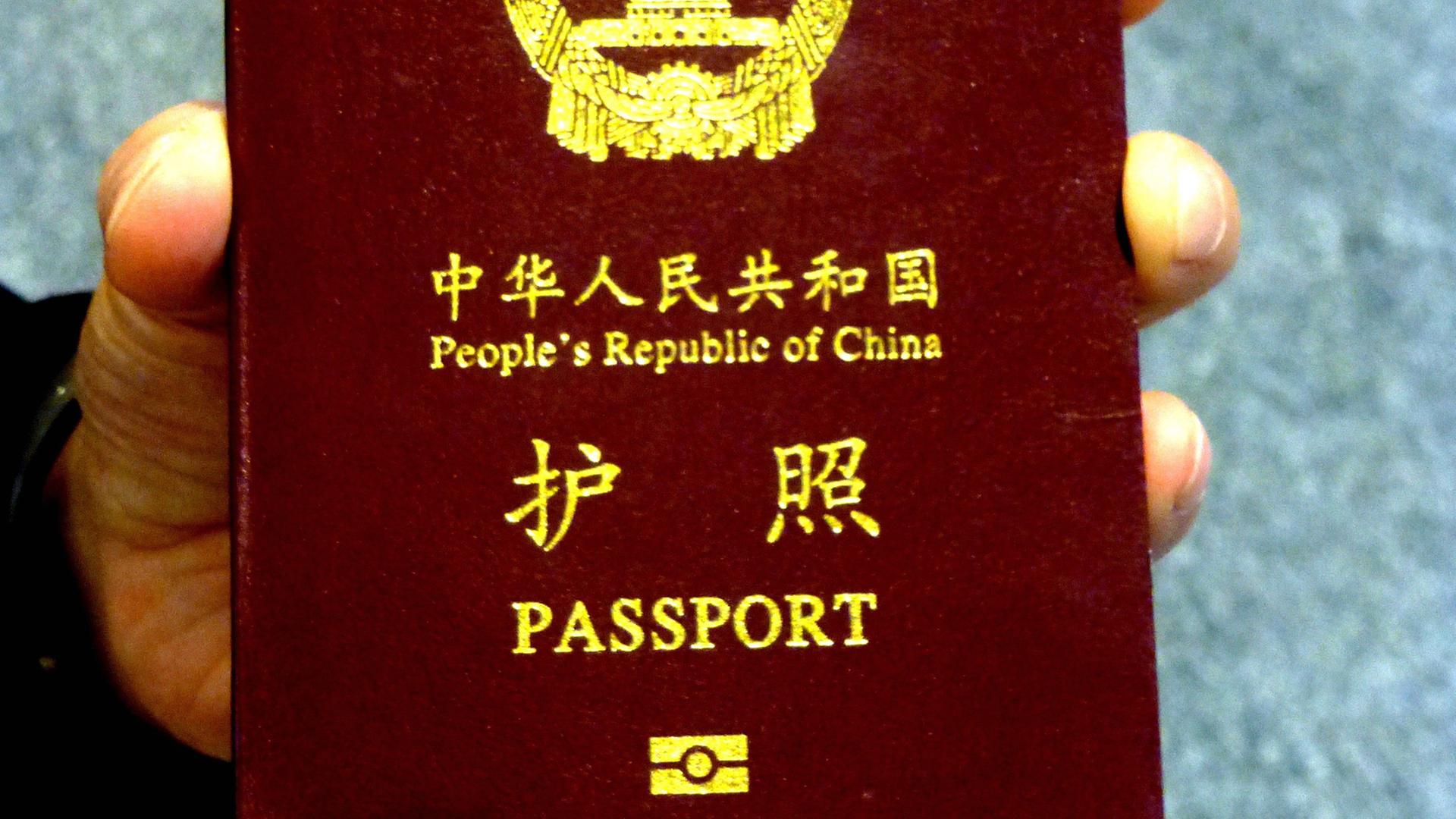 Ein chinesischer Pass. Ein chinesischer Pass.
