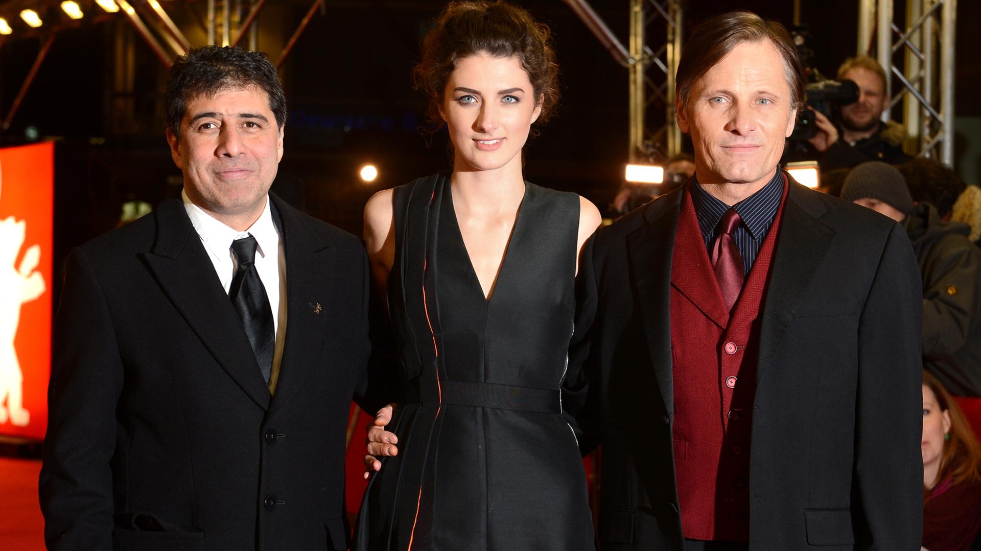 Der iranische Regisseur Hossein Amini (l), der dänisch-US-amerikanische Schauspieler Viggo Mortensen und die britische Schauspielerin Daisy Bevan kommen in Berlin zur Premiere des Films «The Two Faces of January (Die zwei Gesichter des Januars)» während der 64. Internationalen Filmfestspiele. Der iranische Regisseur Hossein Amini (l), der dänisch-US-amerikanische Schauspieler Viggo Mortensen und die britische Schauspielerin Daisy Bevan kommen in Berlin zur Premiere des Films «The Two Faces of January (Die zwei Gesichter des Januars)» während der 64. Internationalen Filmfestspiele.