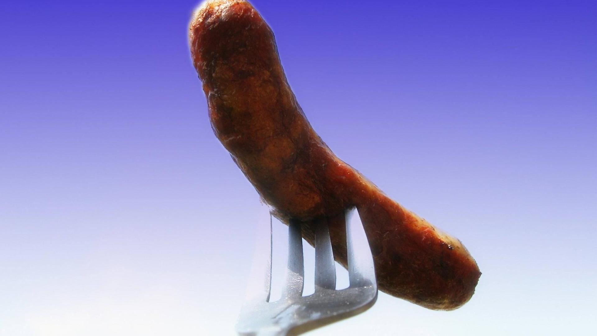 Bratwurst auf der Gabel Bratwurst auf der Gabel