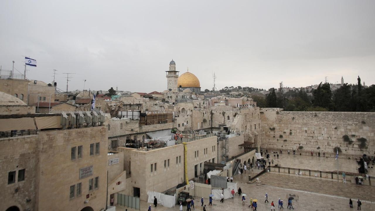 Ein Blick über Jerusalem mit der Klagemauer und der Al-Aksa-Moschee auf dem Tempelberg. Ein Blick über Jerusalem mit der Klagemauer und der Al-Aksa-Moschee auf dem Tempelberg.