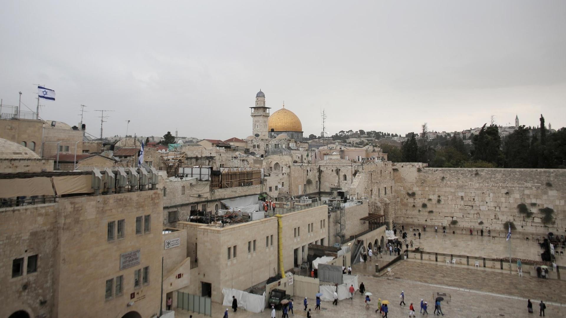 Ein Blick über Jerusalem mit der Klagemauer und der Al-Aksa-Moschee auf dem Tempelberg. Ein Blick über Jerusalem mit der Klagemauer und der Al-Aksa-Moschee auf dem Tempelberg.