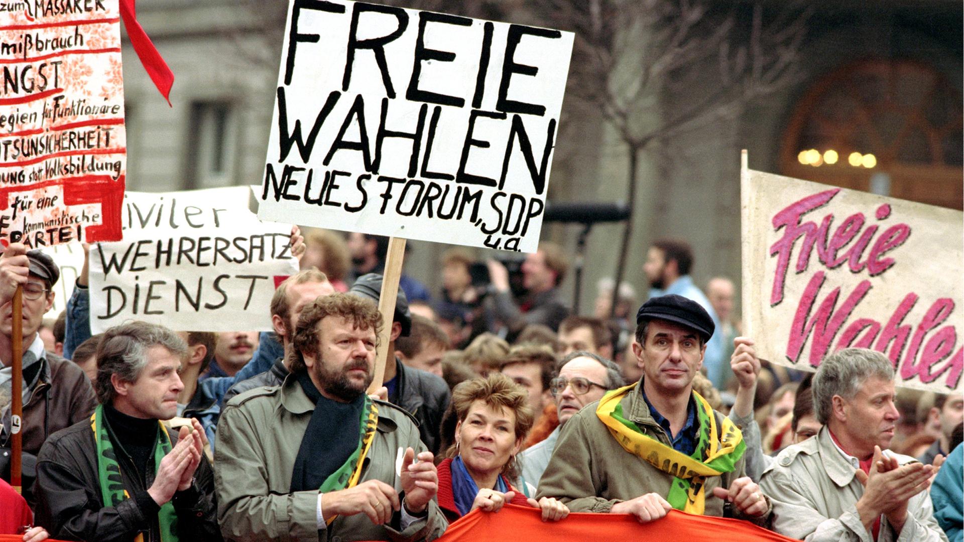 "Freie Wahlen" fordern Demonstranten auf Plakaten am 4. November 1989 in Ostberlin während der bislang größten nichtstaatlichen Demonstration in der DDR. "Freie Wahlen" fordern Demonstranten auf Plakaten am 4. November 1989 in Ostberlin während der bislang größten nichtstaatlichen Demonstration in der DDR.