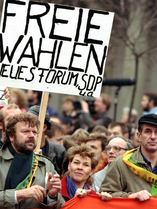 "Freie Wahlen" fordern Demonstranten auf Plakaten am 4. November 1989 in Ostberlin während der bislang größten nichtstaatlichen Demonstration in der DDR.