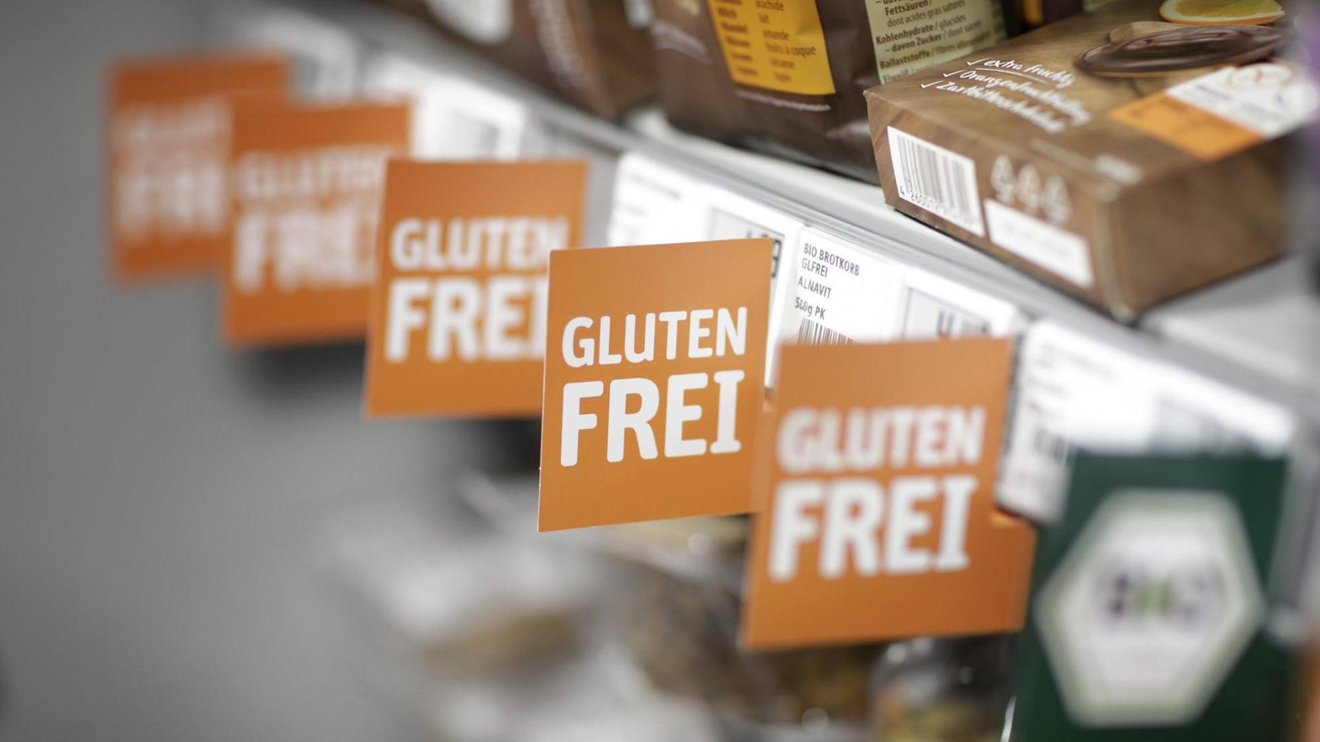 Regal in einem Supermarkt mit glutenfreien Produkten Regal in einem Supermarkt mit glutenfreien Produkten