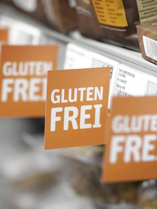 Regal in einem Supermarkt mit glutenfreien Produkten