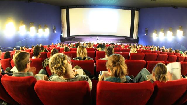 Studenten der Universität Duisburg/Essen verfolgen im großen Saal des Essener Multiplex-Kinos eine Vorlesung (Foto vom 17.10.2011). Die Universität ist zum Semesterstart proppenvoll.