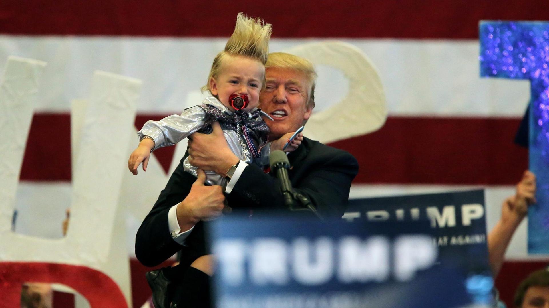 Donald Trump bei einer Wahlkampagne in New Orleans, Louisiana am 4 März 2016. Er hält den 20 Monate alten Curtis Ray Jeffery während einer Rede vor Anhängern bei einer Rally am Flughafen Lakefront in New Orleans, Louisiana, USA, auf seinem Arm. Donald Trump bei einer Wahlkampagne in New Orleans, Louisiana am 4 März 2016. Er hält den 20 Monate alten Curtis Ray Jeffery während einer Rede vor Anhängern bei einer Rally am Flughafen Lakefront in New Orleans, Louisiana, USA, auf seinem Arm.