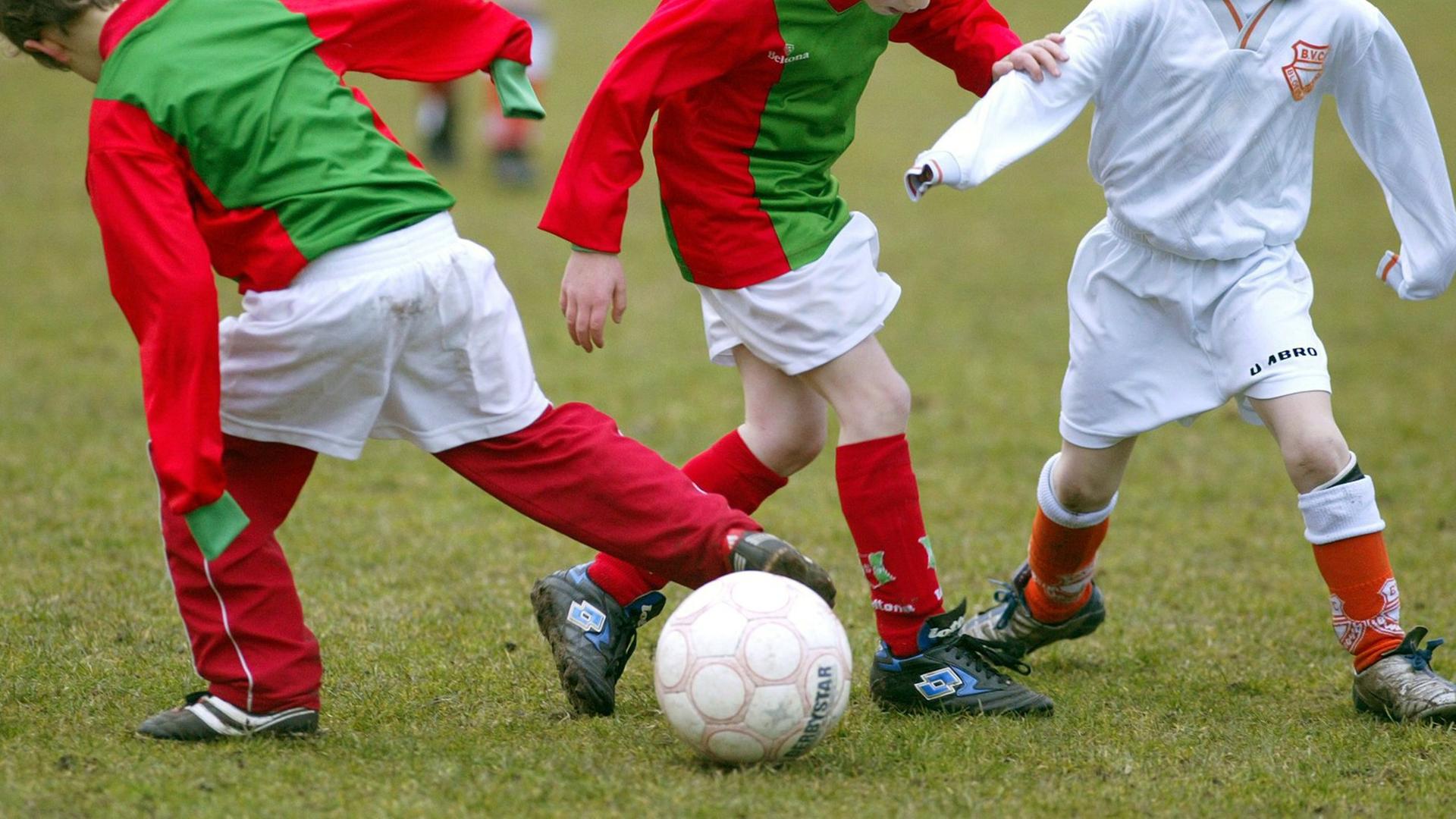 Fußball spielende Kinder Fußball spielende Kinder