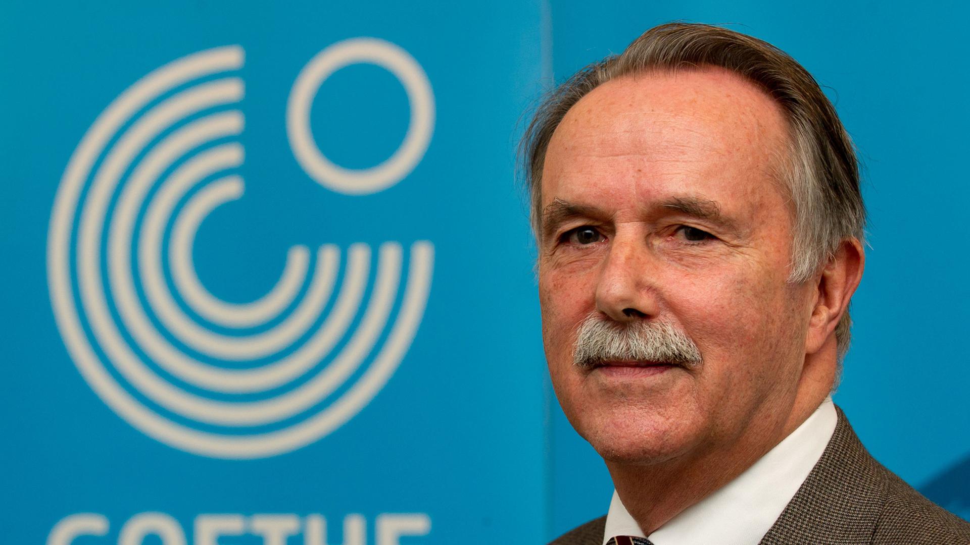 Klaus-Dieter Lehmann, Präsident des Goethe-Instituts, steht vor einem Logo des Goethe-Institut Klaus-Dieter Lehmann, Präsident des Goethe-Instituts, steht vor einem Logo des Goethe-Institut