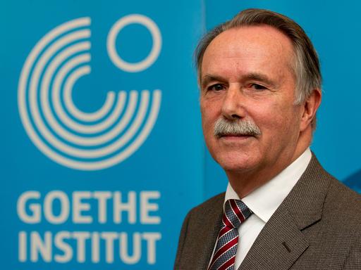 Klaus-Dieter Lehmann, Präsident des Goethe-Instituts, steht vor einem Logo des Goethe-Institut