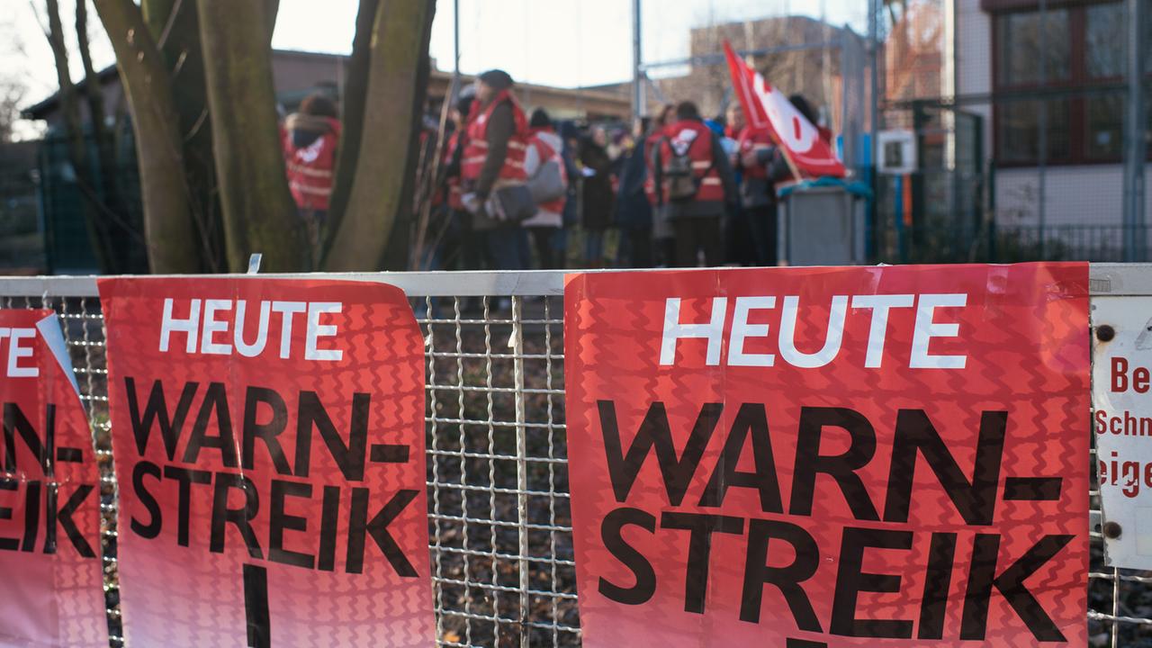 Warnstreik der Lehrer an der Aziz-Nesin-Grundschule in Berlin-Neukölln