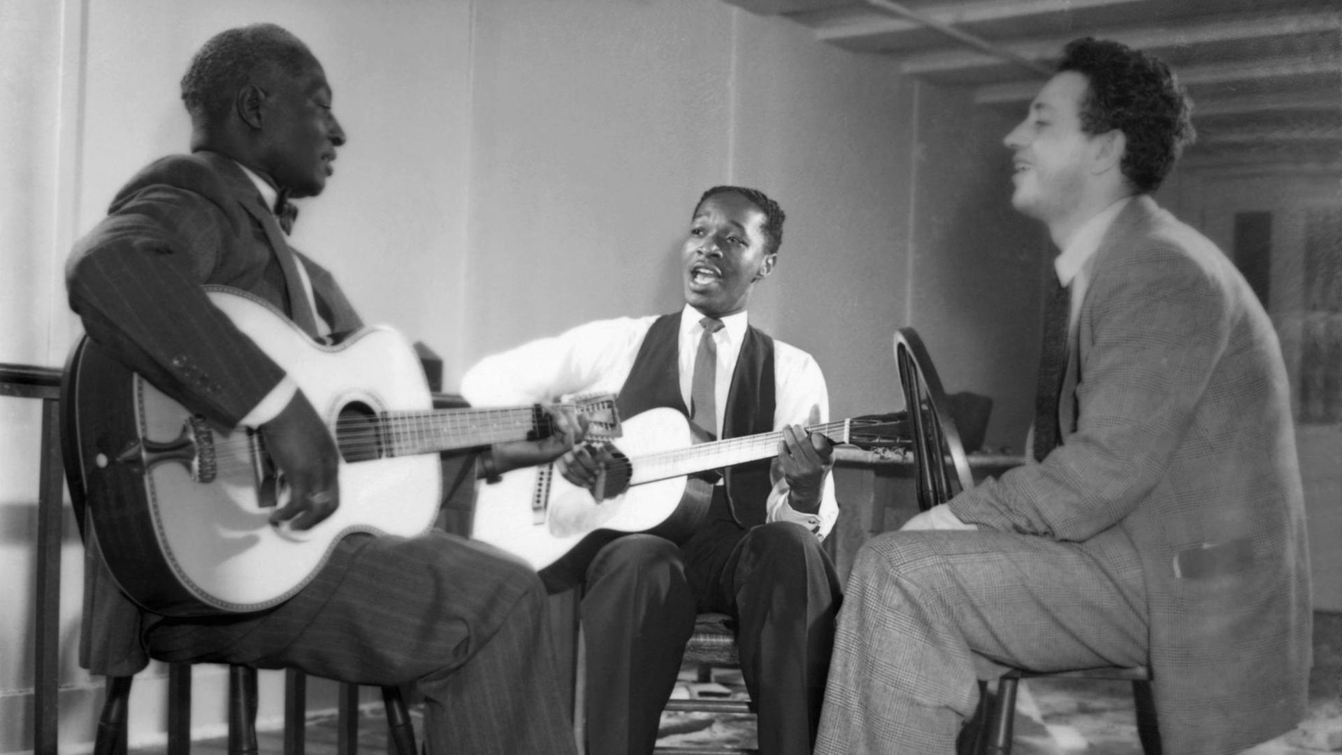 Die Bluesmusiker Leadbelly, Josh White und Nicholas Ray (l-r) in New York 1940. Die Bluesmusiker Leadbelly, Josh White und Nicholas Ray (l-r) in New York 1940.