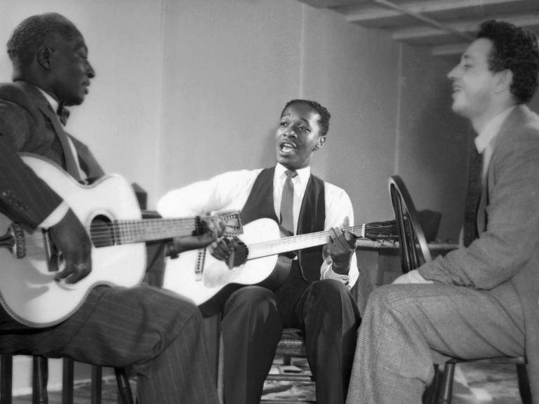 Die Bluesmusiker Leadbelly, Josh White und Nicholas Ray (l-r) in New York 1940.