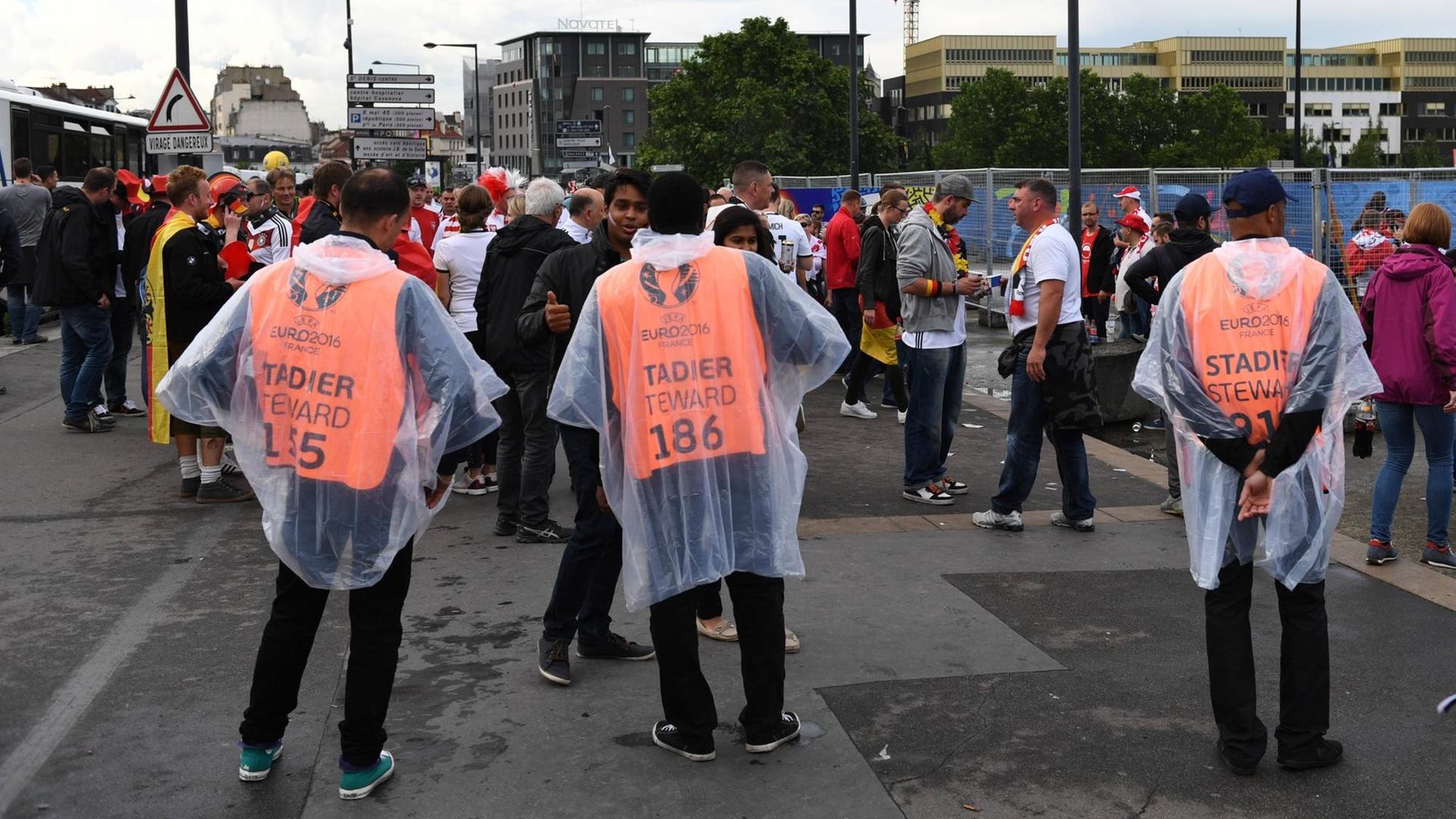 Sicherheitskontrollen am Stadion in Saint-Denis (Paris) vor dem Spiel Deutschland gegen Polen bei der Fußball-EM. Sicherheitskontrollen am Stadion in Saint-Denis (Paris) vor dem Spiel Deutschland gegen Polen bei der Fußball-EM.