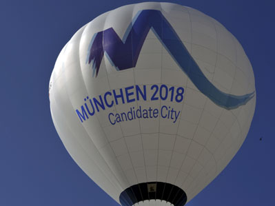 Ein Ballon mit der Olympiabewerbung für 2018 in München und Garmisch