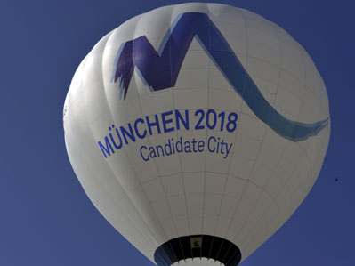 Ein Ballon mit der Olympiabewerbung für 2018 in München und Garmisch Ein Ballon mit der Olympiabewerbung für 2018 in München und Garmisch