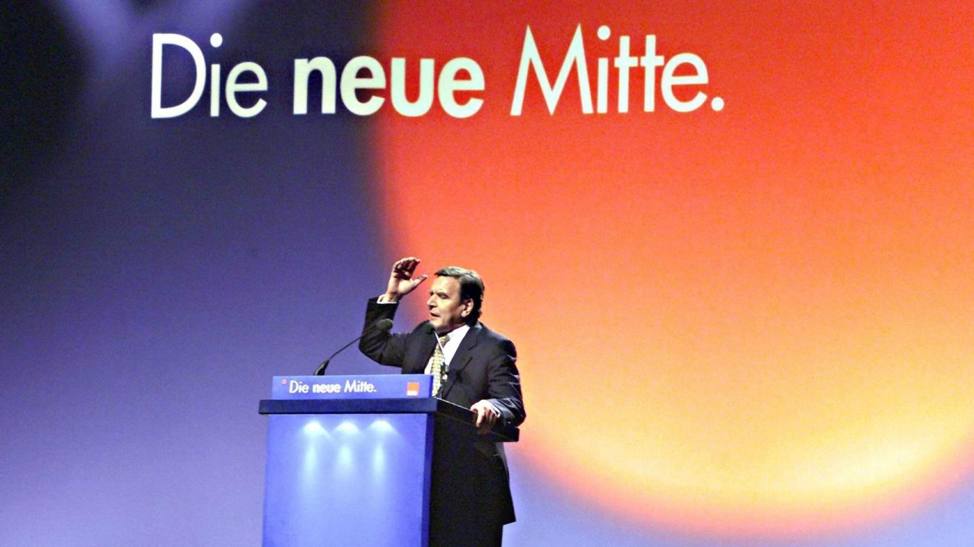 Der damalige SPD-Kanzlerkandidat Gerhard Schröder redet vor dem SPD-Slogan "Die neue Mitte".