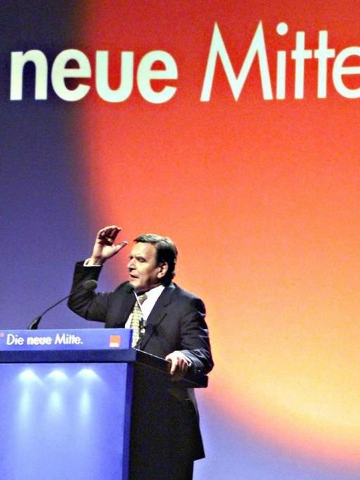 Der damalige SPD-Kanzlerkandidat Gerhard Schröder redet vor dem SPD-Slogan "Die neue Mitte".