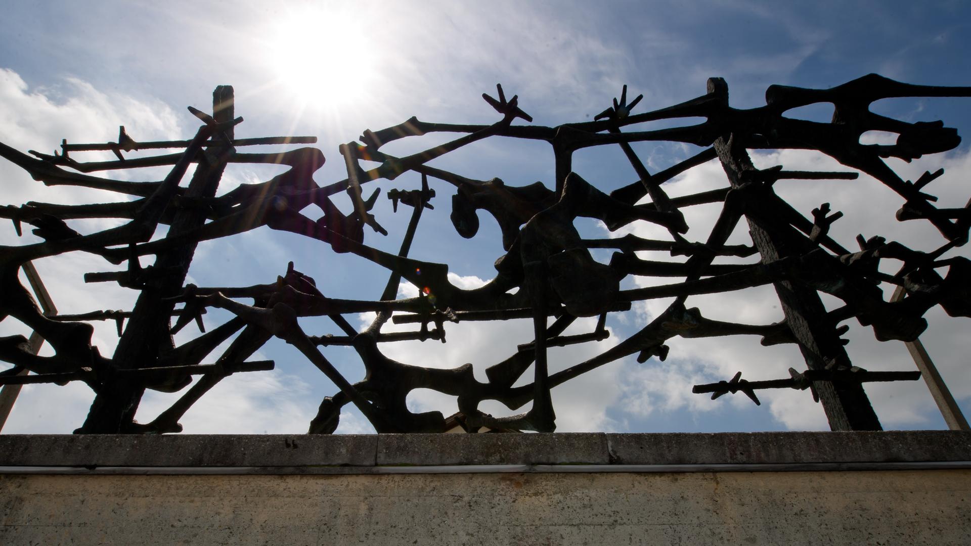 Das internationale Mahnmal des jugoslawischen Künstlers Nandor Glid an der KZ-Gedenkstätte in Dachau, aufgenommen am 21.06.2012. Am 22.03.1933 wurde das Konzentrationslager errichtet, befreit wurde es am 29.04.1945 durch amerikanische Truppen. Die Gedenkstätte des ehemaligen Konzentrationslagers wurde im Jahr 1965 auf Initiative und nach den Plänen der überlebenden Häftlinge errichtet Das internationale Mahnmal des jugoslawischen Künstlers Nandor Glid an der KZ-Gedenkstätte in Dachau, aufgenommen am 21.06.2012. Am 22.03.1933 wurde das Konzentrationslager errichtet, befreit wurde es am 29.04.1945 durch amerikanische Truppen. Die Gedenkstätte des ehemaligen Konzentrationslagers wurde im Jahr 1965 auf Initiative und nach den Plänen der überlebenden Häftlinge errichtet