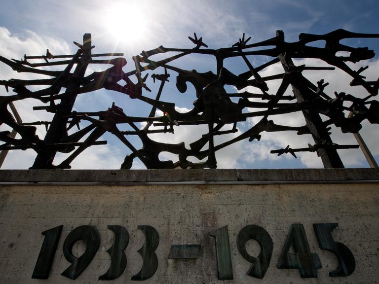 Das internationale Mahnmal des jugoslawischen Künstlers Nandor Glid an der KZ-Gedenkstätte in Dachau, aufgenommen am 21.06.2012. Am 22.03.1933 wurde das Konzentrationslager errichtet, befreit wurde es am 29.04.1945 durch amerikanische Truppen. Die Gedenkstätte des ehemaligen Konzentrationslagers wurde im Jahr 1965 auf Initiative und nach den Plänen der überlebenden Häftlinge errichtet