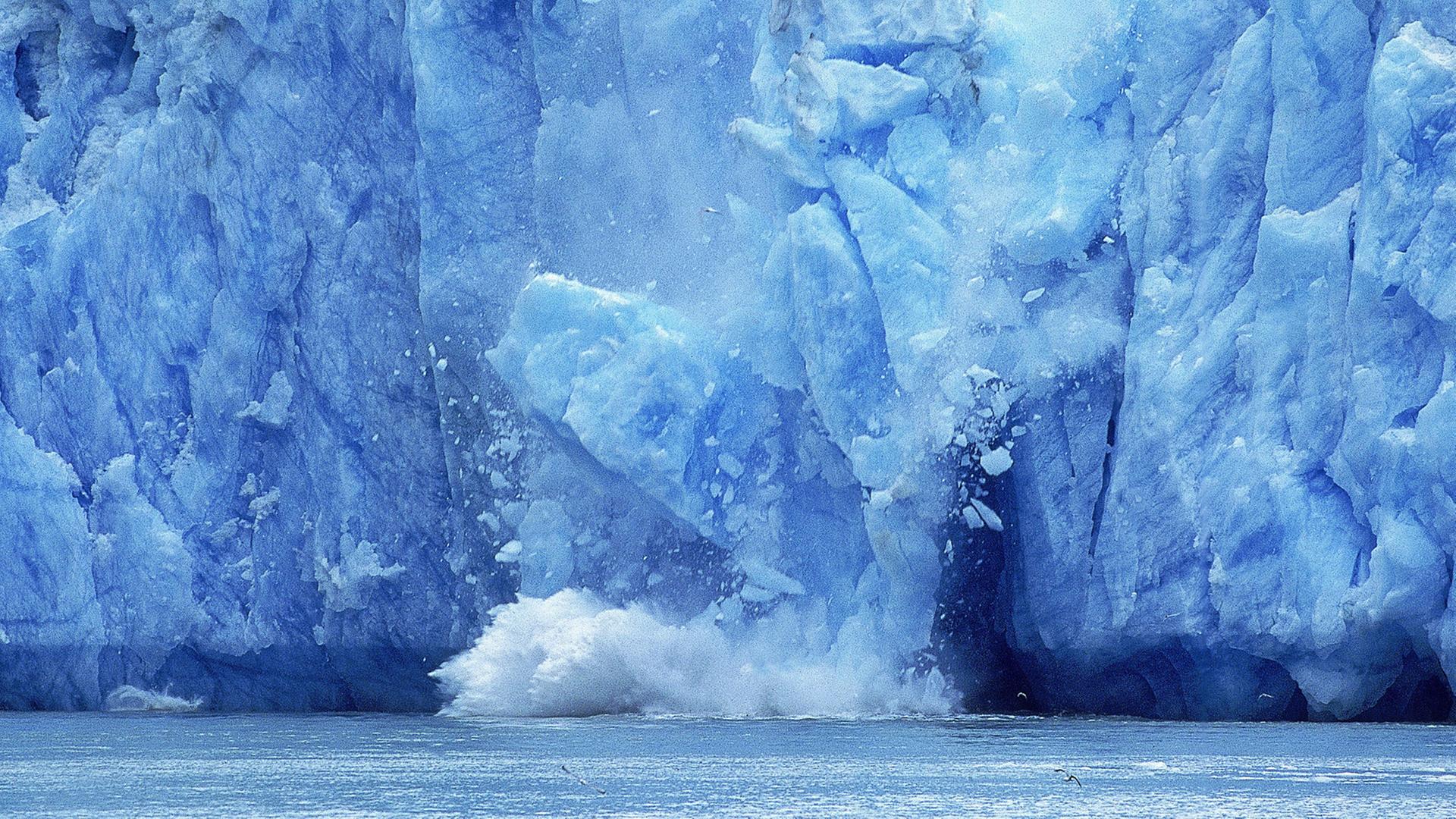 Gletscher in Alaska: Ein Eisbrocken bricht ab und stürzt krachend in den Ozean.