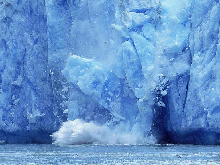 Gletscher in Alaska: Ein Eisbrocken bricht ab und stürzt krachend in den Ozean.