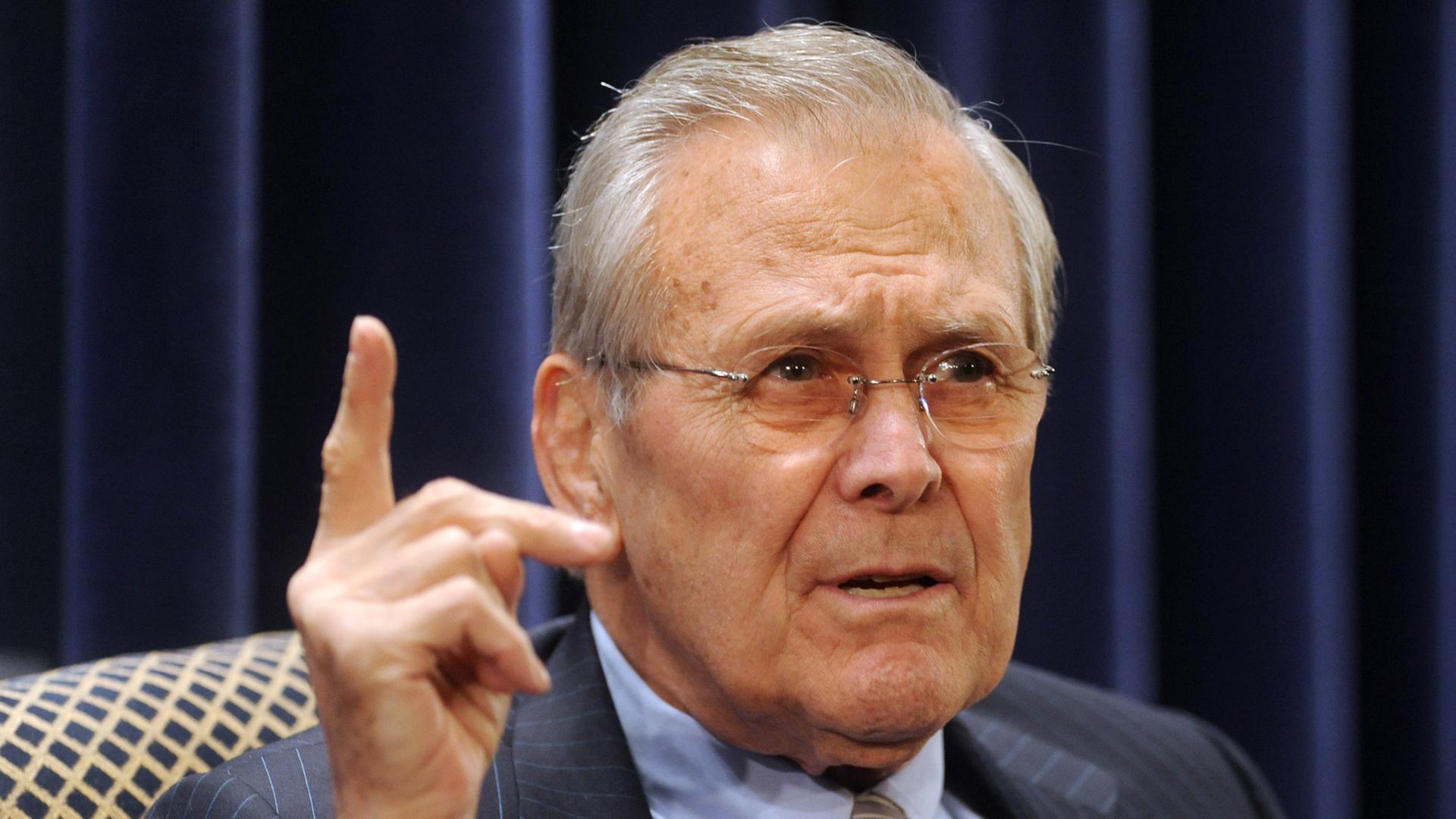 Der ehemalige US-Verteidigungsminister Donald Rumsfeld bei der Vorstellung seiner Memoiren in Washington DC am 22.02.2011. Der ehemalige US-Verteidigungsminister Donald Rumsfeld bei der Vorstellung seiner Memoiren in Washington DC am 22.02.2011.