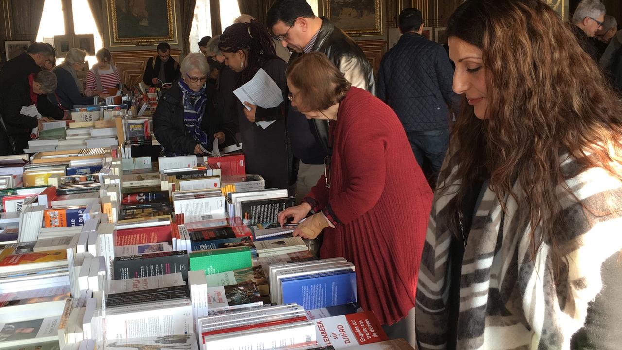 Besucher der Messe "Maghreb des livres" im Rathaus von Paris