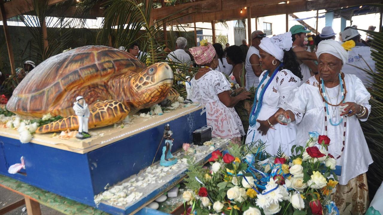 Anhänger verschiedener synkretistischer Religionen feiern das Fest zu Ehren der Göttin des Meeres in Salvador da Bahia, Brasilien