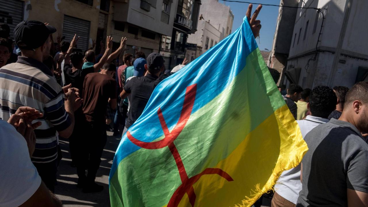 Amazigh-Flagge, Flagge der Berber, bei Protesten gegen die Regierung in Algerien