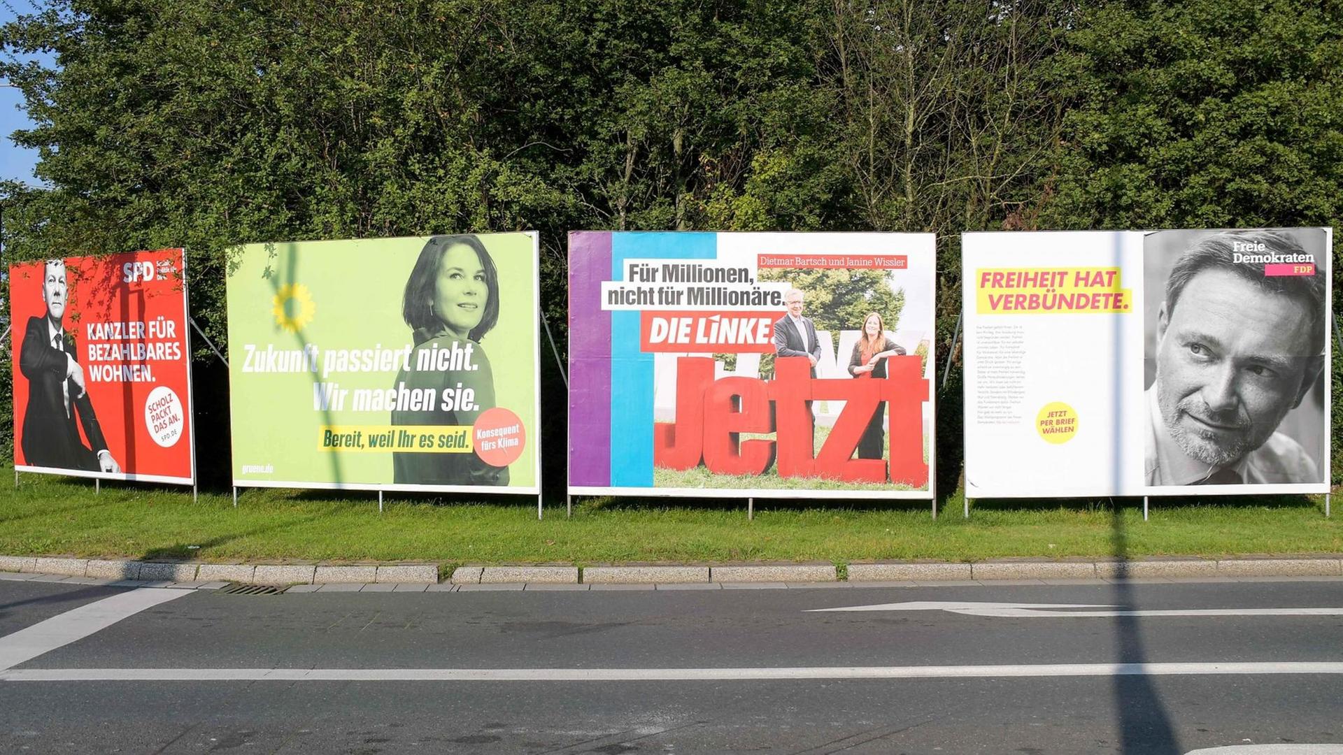 Vier Wahlplakate v.l.n.r. der Parteien: SPD mit der Aufschrift: Kanzler für bezahlbares Wohnen - Wahlplakat der Partei Bündnis 90/Die Grünen mit der Aufschrift: Annalena Baerbock - Zukunft passiert nicht. Wir machen sie. - Wahlplakat der Partei Die Linke mit der Aufschrift: Für Millionen, nicht für Millionäre - Wahlplakat der FDP (mit der Aufschrift: Freiheit hat Verbündete. Vier Wahlplakate v.l.n.r. der Parteien: SPD mit der Aufschrift: Kanzler für bezahlbares Wohnen - Wahlplakat der Partei Bündnis 90/Die Grünen mit der Aufschrift: Annalena Baerbock - Zukunft passiert nicht. Wir machen sie. - Wahlplakat der Partei Die Linke mit der Aufschrift: Für Millionen, nicht für Millionäre - Wahlplakat der FDP (mit der Aufschrift: Freiheit hat Verbündete.