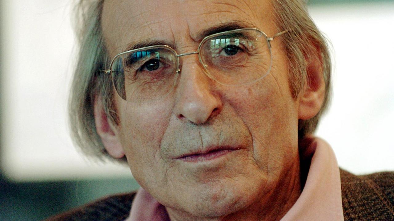 Der Autor Peter Rühmkorf (1929-2008), aufgenommen während einer Pressekonferenz in Hamburg. Der Autor Peter Rühmkorf (1929-2008), aufgenommen während einer Pressekonferenz in Hamburg.